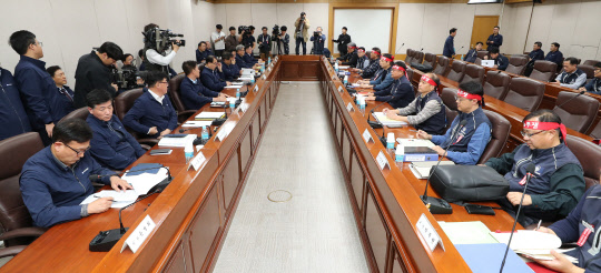 테이블 앞에 앉은 마주 앉은 서울교통공사 노사      (서울=연합뉴스) 김도훈 기자 = 15일 오후 서울 성동구 서울교통공사 본사에서 열린 2019년도 임·단협 4차 본교섭에서 노사 양측 관계자들이 자리에 앉아 회의 시작을 기다리고 있다. 2019.10.15      superdoo82@yna.co.kr  (끝)